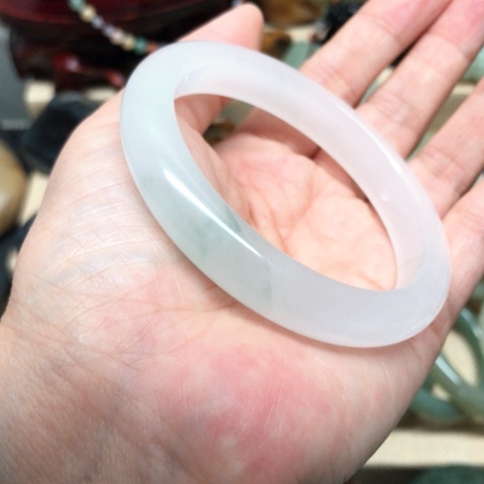 透闪石质玉颈饰未镶嵌