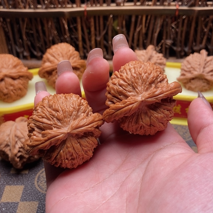 文玩核桃吊坠白狮子44全品白茬