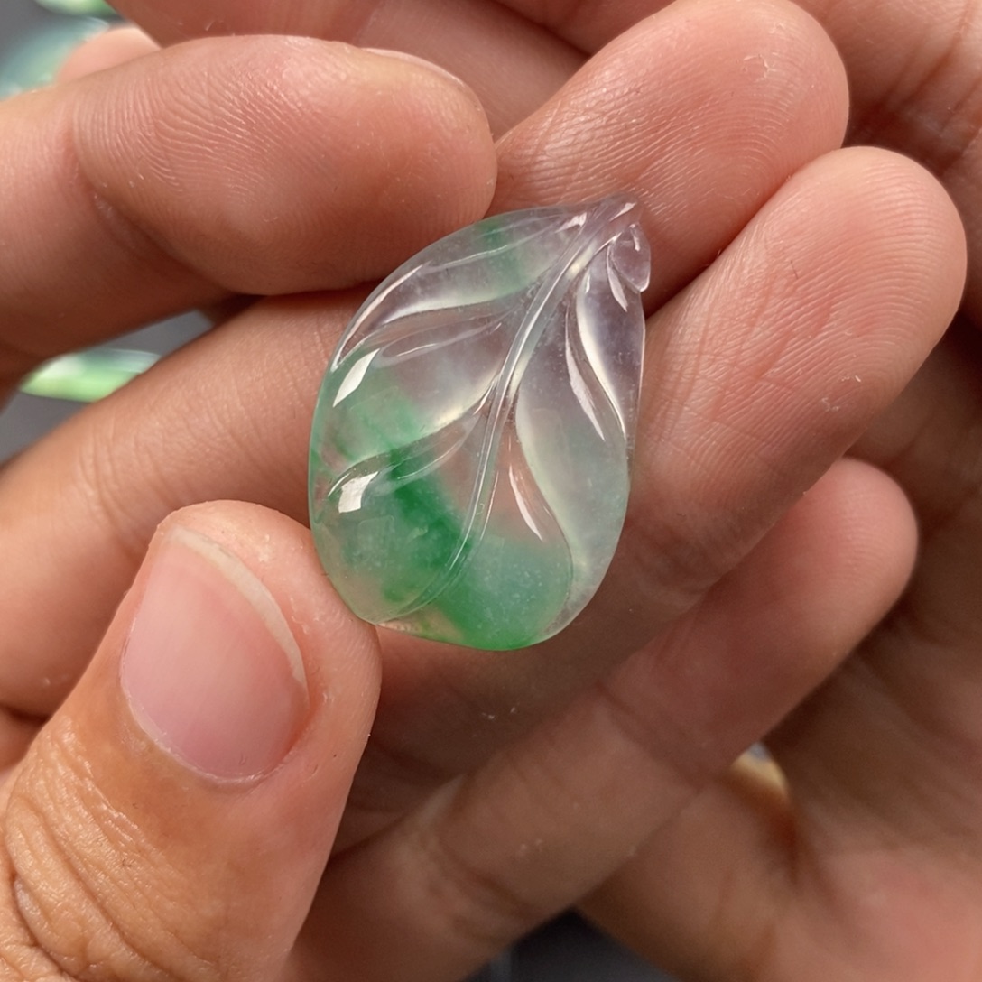 翡翠耳饰未镶嵌翡翠