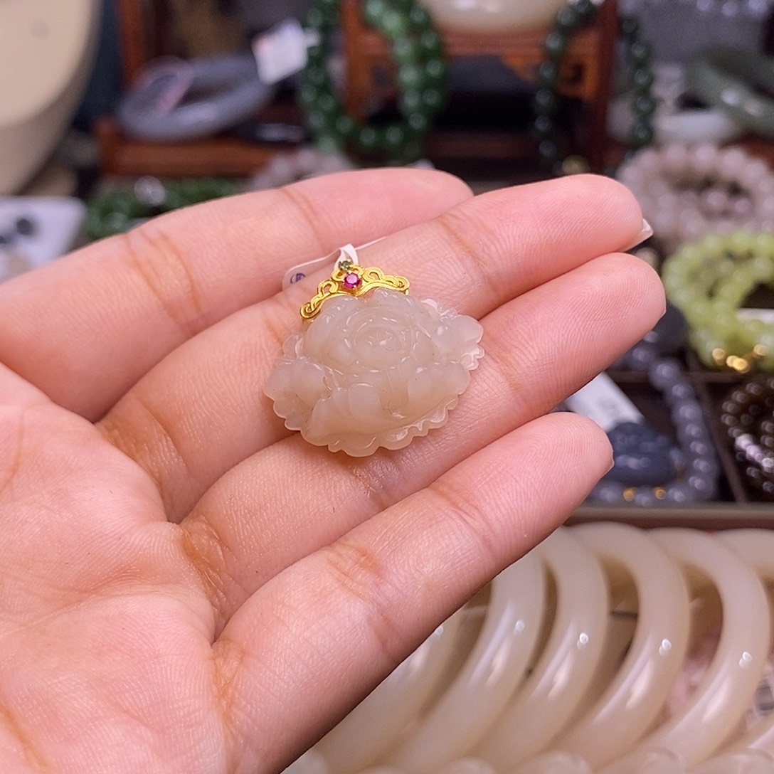 和田玉藕粉老熟料老料金镶牡丹花未镶嵌