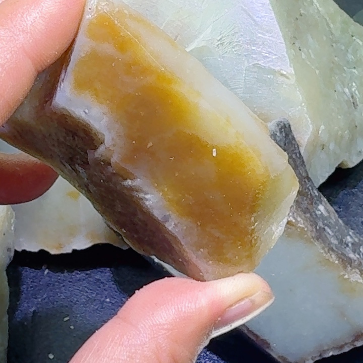 生***哥和田玉未镶嵌珠宝半成品