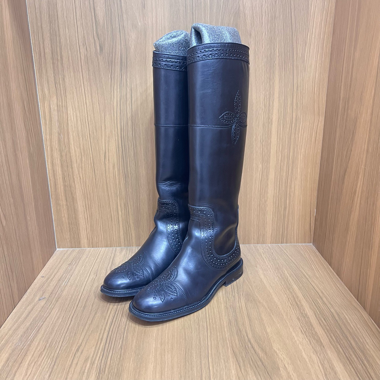 95新 LouisVuitton/路易威登 36.5码/黑色雕花长筒靴/11687591