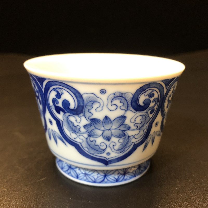 12.12/N100260/00432//青花花卉开窗马蹄杯/口径7.1/高5/80cc