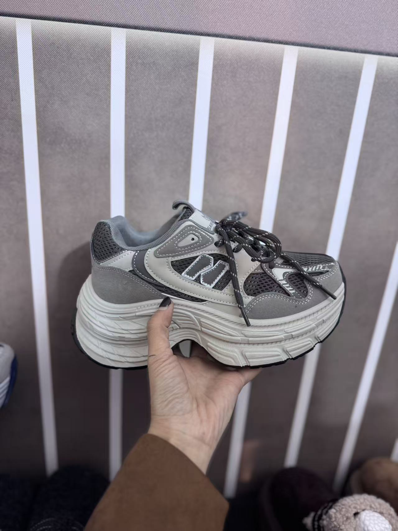 2025新款爆款秋冬厚底百搭舒适小众休闲运动鞋显脚小老爹鞋女