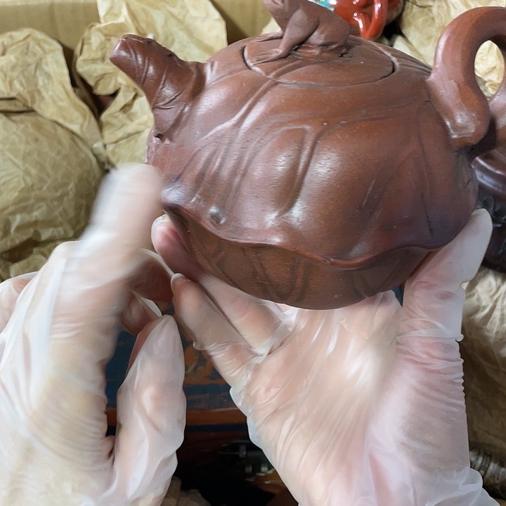 紫砂茶壶原矿泥料，手工制作一把紫砂壶。