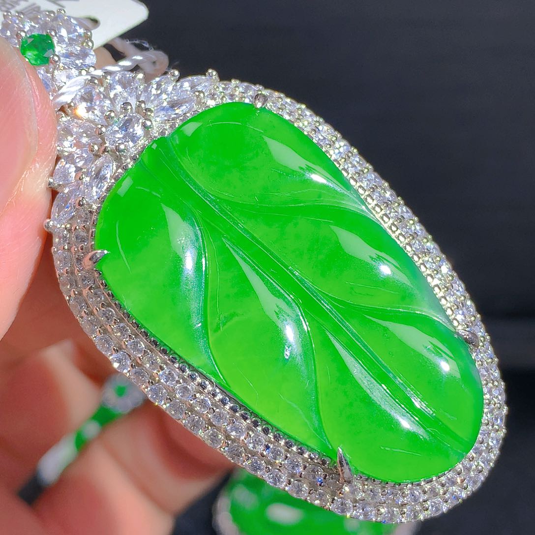 翡翠颈饰银S925镶嵌吊坠