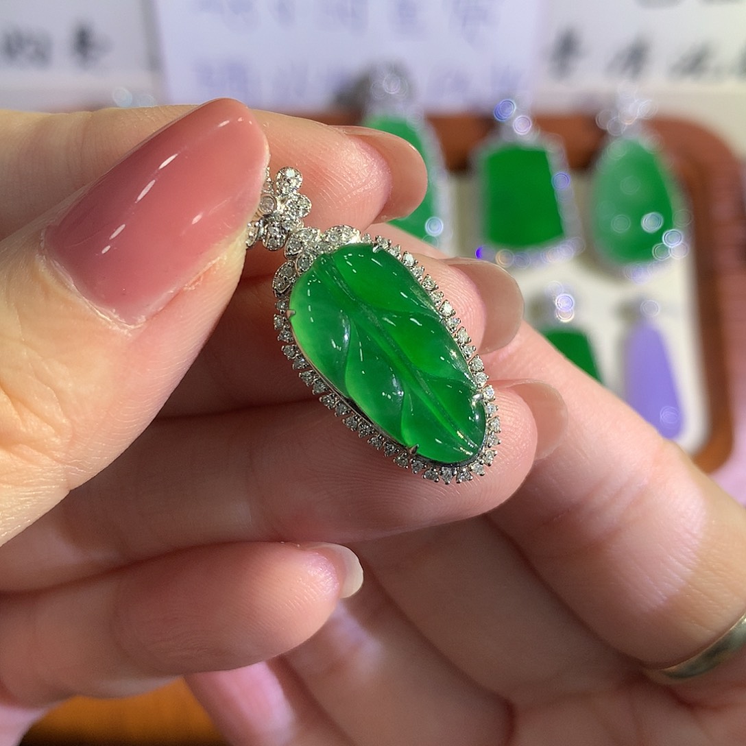 颈饰18K金镶嵌翡翠