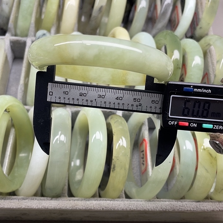 蛇纹石玉未镶嵌手镯189