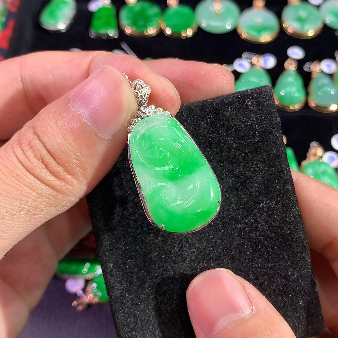 翡翠吊坠(赠链)18K金镶嵌