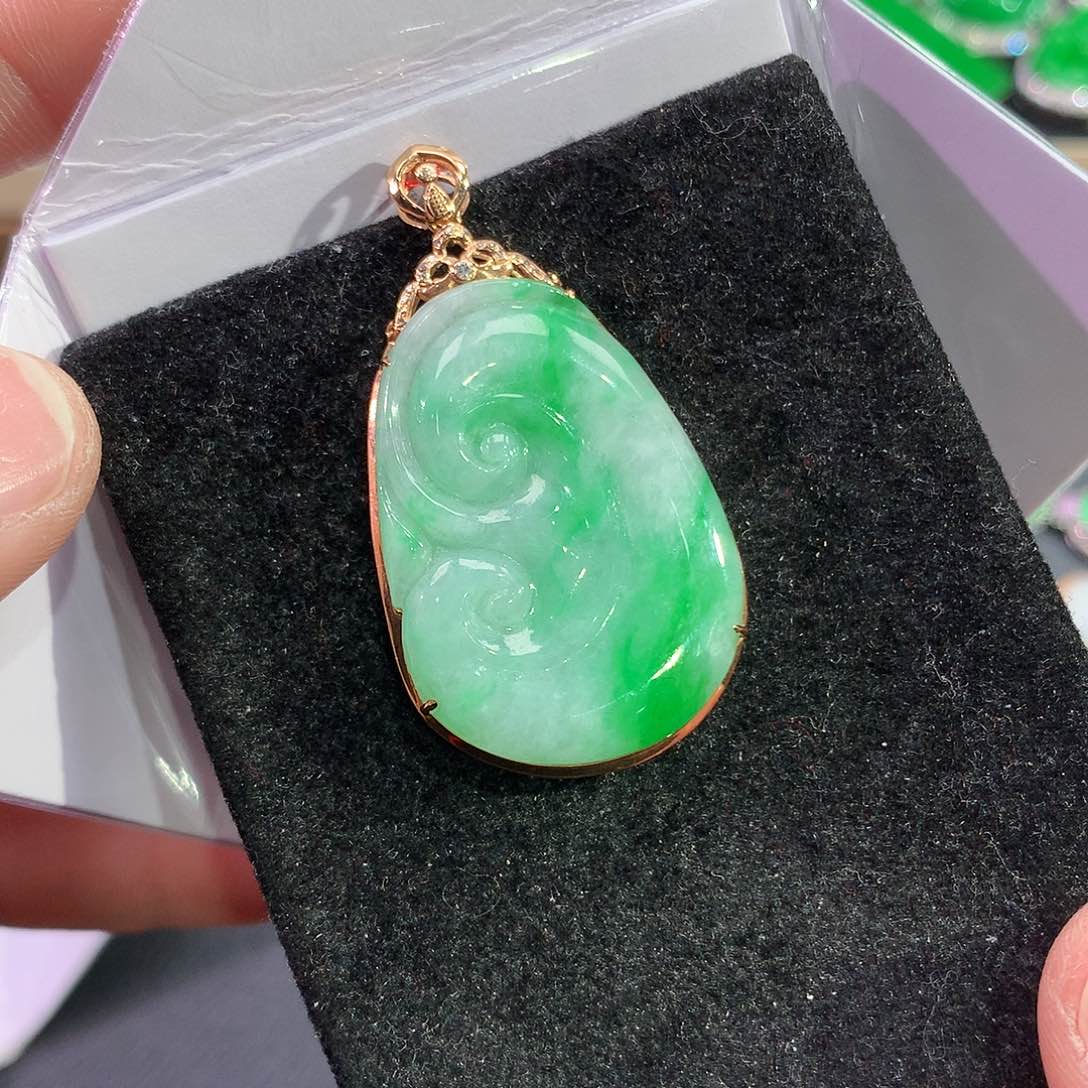 翡翠吊坠(赠链)18K金镶嵌所*