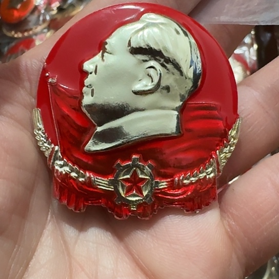 凡***就其他普通金属圆形红色人物像章