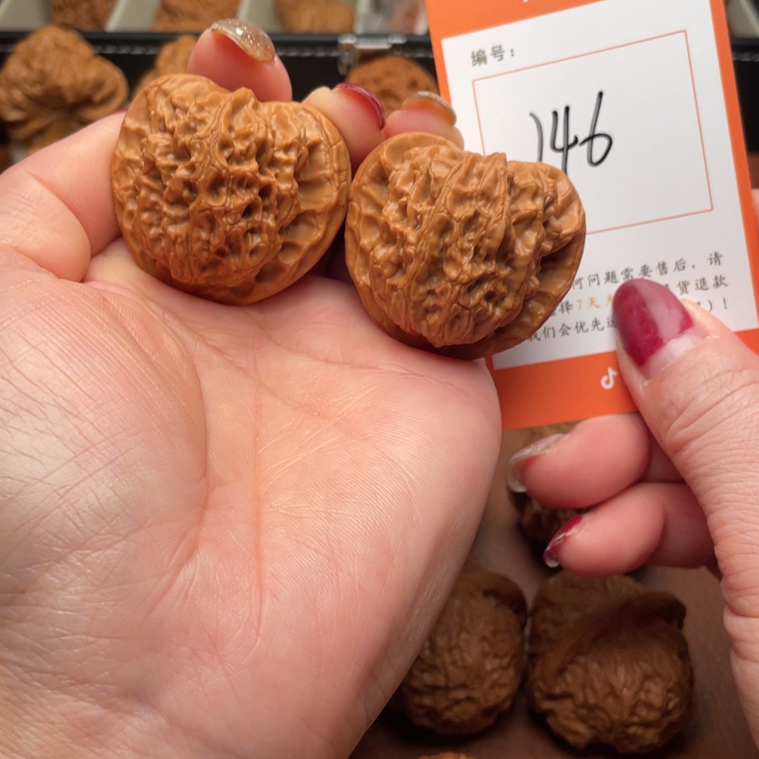 文玩核桃吊坠梨木台42