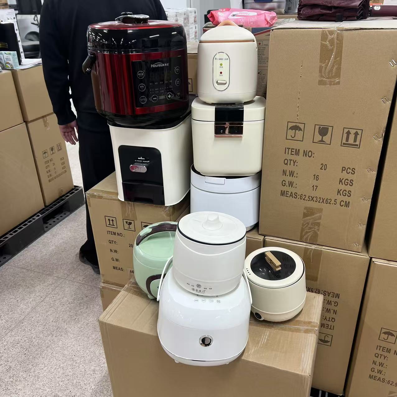 电饭煲【颜色款式随机】