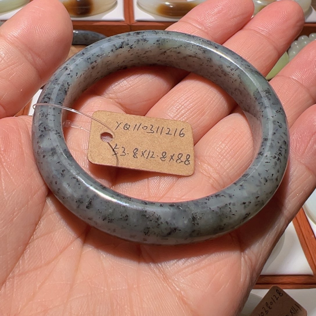 和田玉手镯未镶嵌特价，不退不换