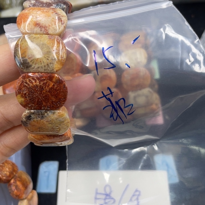 菲***菲颈饰合金硅化珊瑚（珊瑚玉）