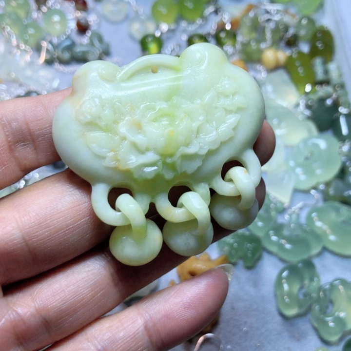 【闪购商品】蛇纹石玉手牌未镶嵌