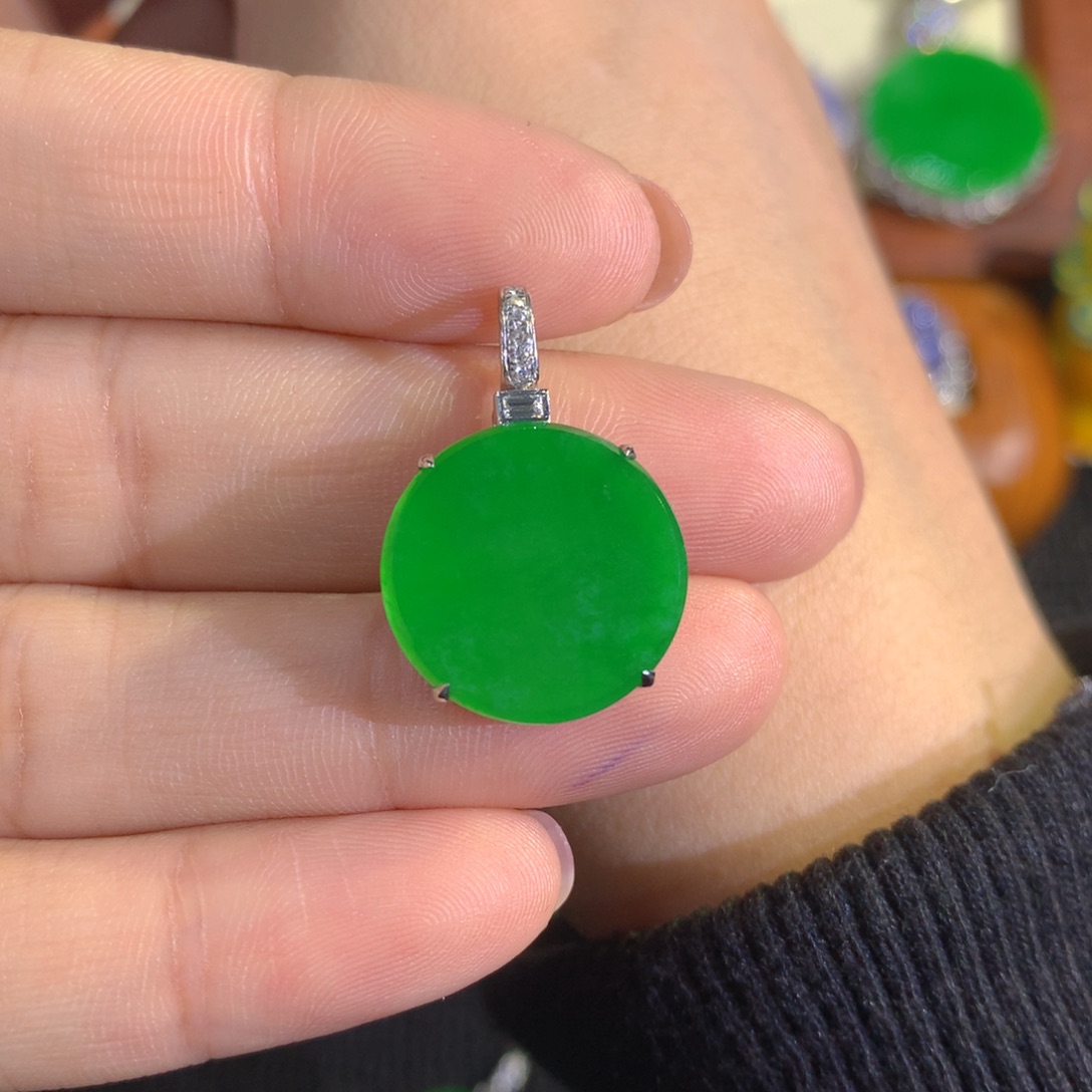 翡翠18K金镶嵌颈饰