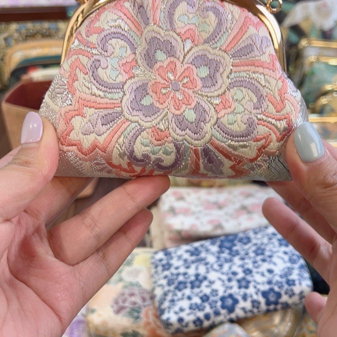 今***吗织绣蝴蝶结斜挎包不退换