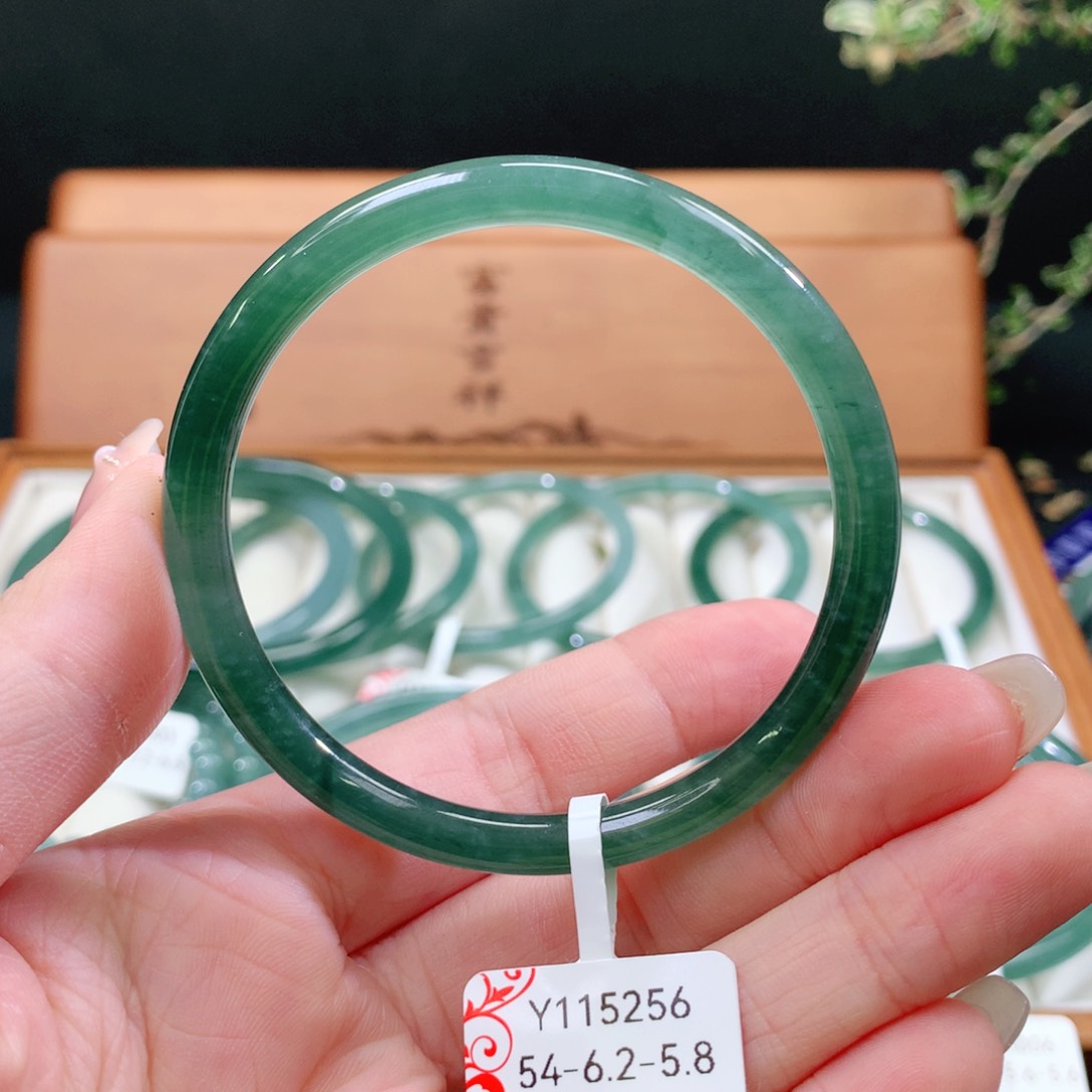 翡翠手镯未镶嵌天然