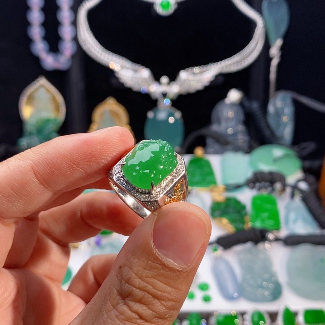 翡翠戒指18K金镶嵌冰绿大貔貅吊坠