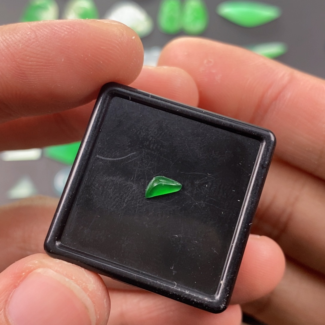 翡翠耳饰未镶嵌翡翠