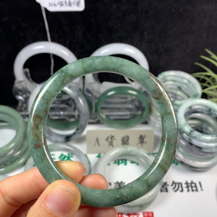 翡翠未镶嵌手镯4号。 57圈