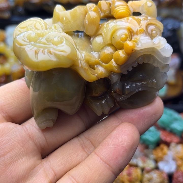 石英质玉（黄龙玉）未镶嵌颈饰