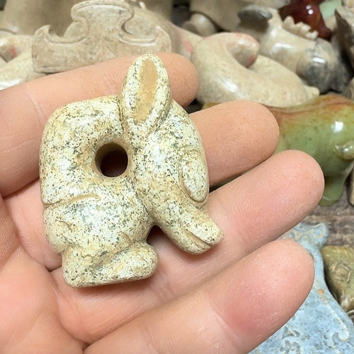 蛇纹石玉颈饰未镶嵌