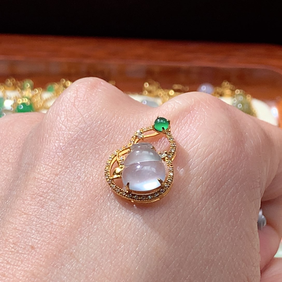 翡翠颈饰18K金镶嵌?**?翡翠