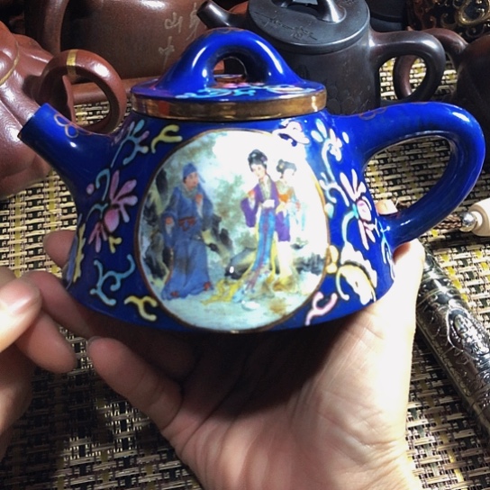 紫砂茶壶原矿泥料手工制作的紫砂壶。