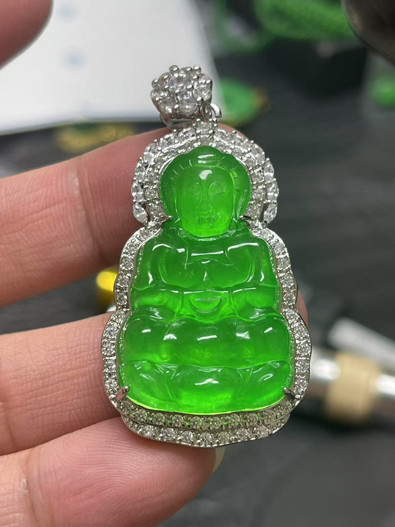 翠绿色吊坠气质时尚