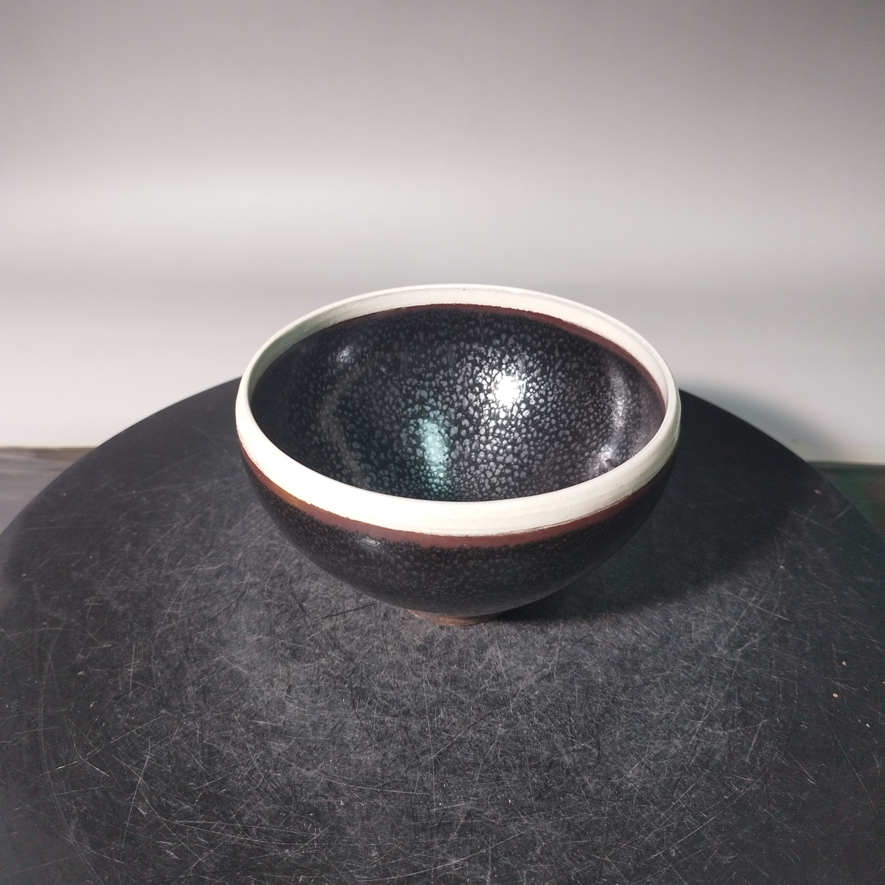 怀仁窑罗汉碗，造型精致，口施白釉，里外表面釉滴，小圈足有护胎釉。