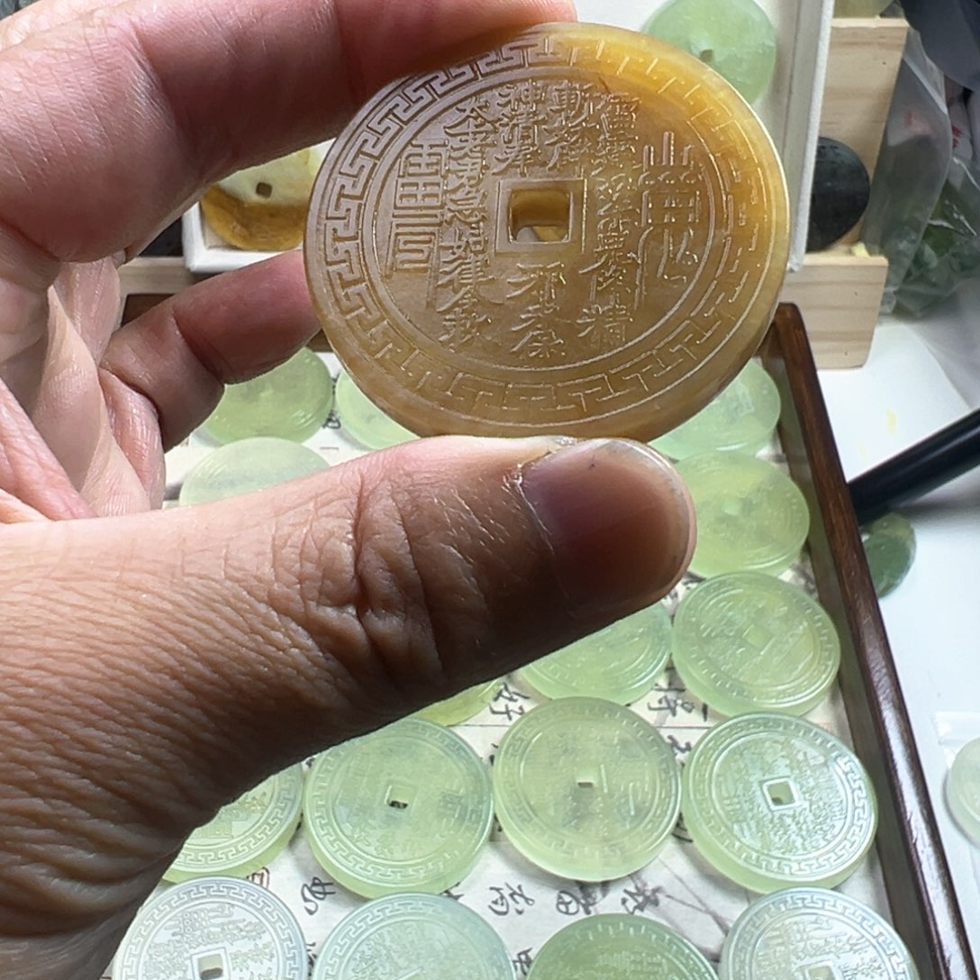 小***！未镶嵌岫玉颈饰挂坠