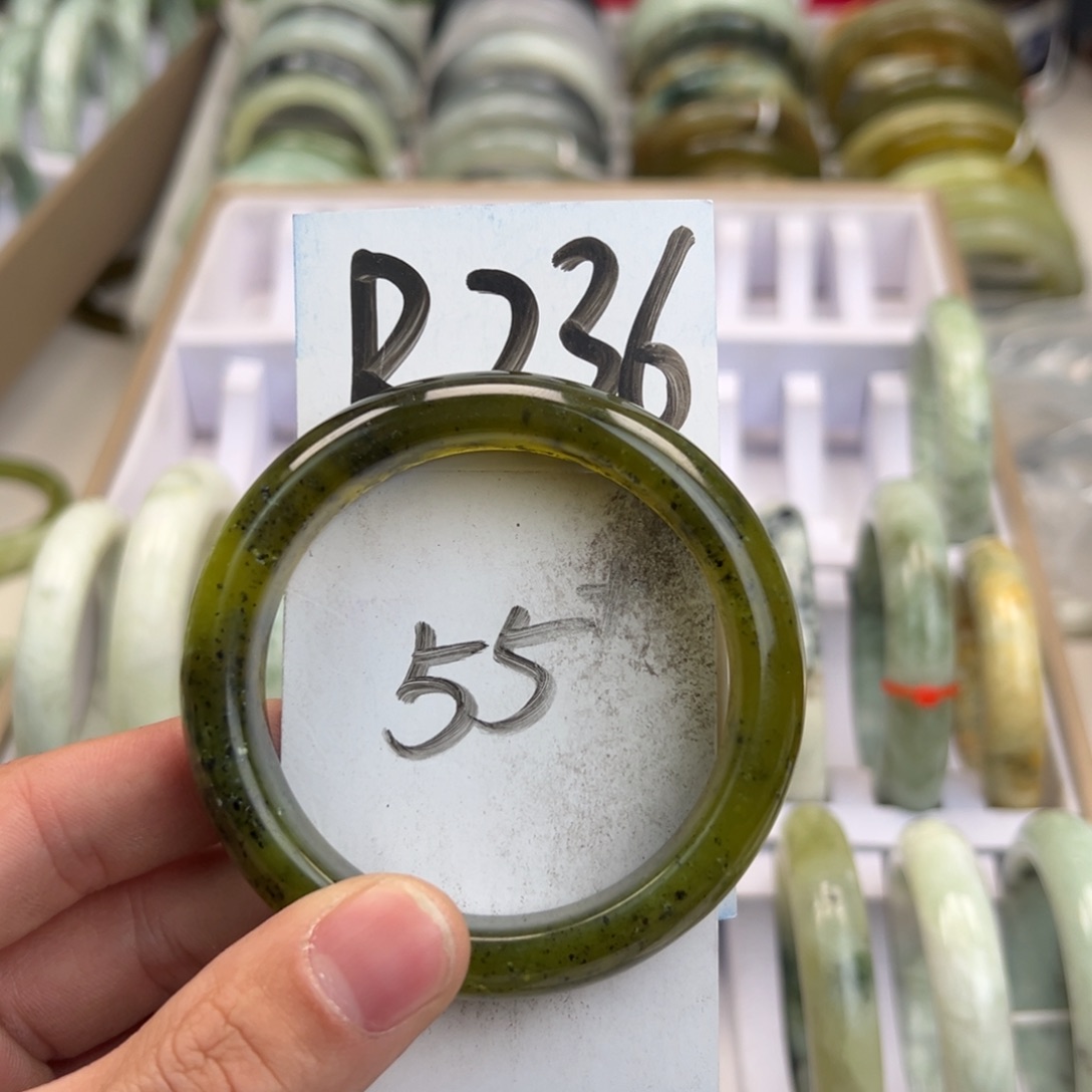 岫玉手镯未镶嵌天然岫玉微瑕，可以正常佩戴