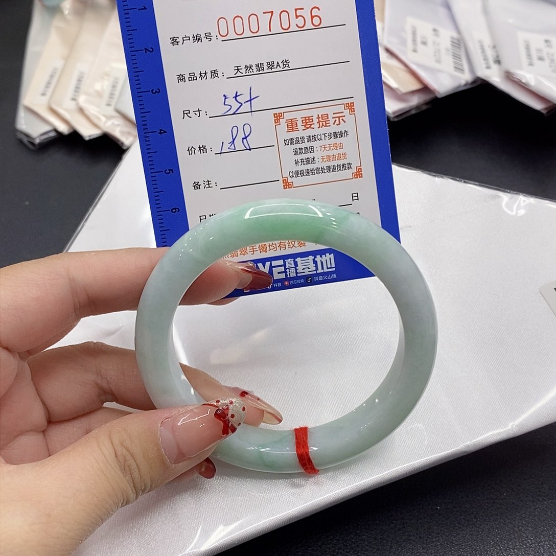 翡翠手镯未镶嵌翡翠手镯