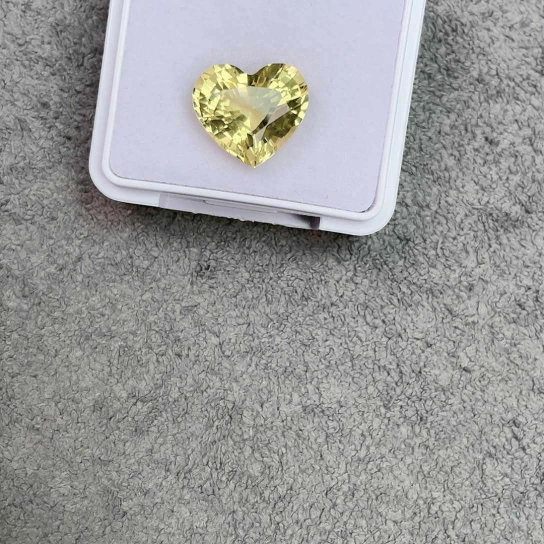 绿柱石裸石未镶嵌8.2Ct。