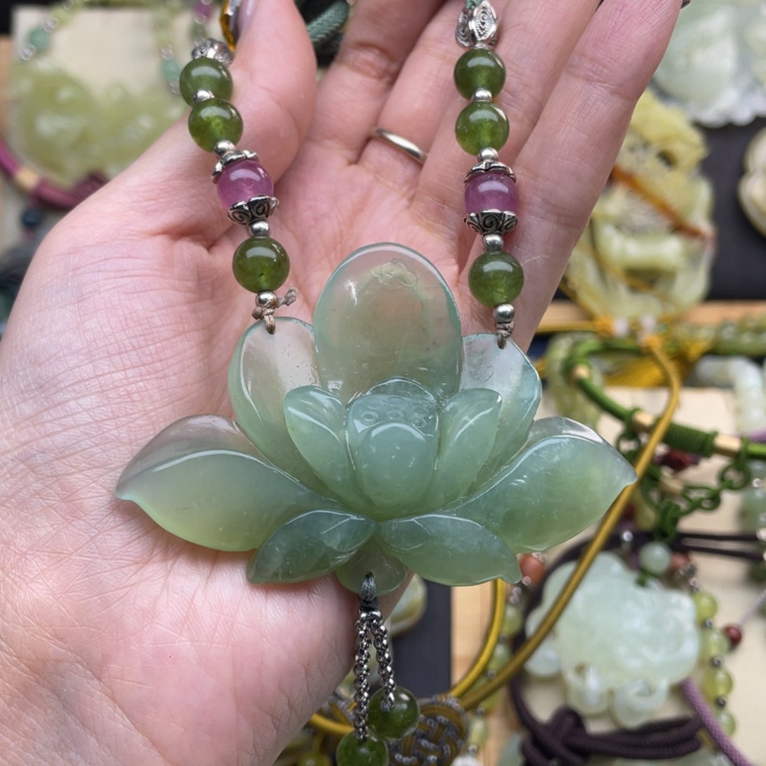 蛇纹石玉颈饰未镶嵌