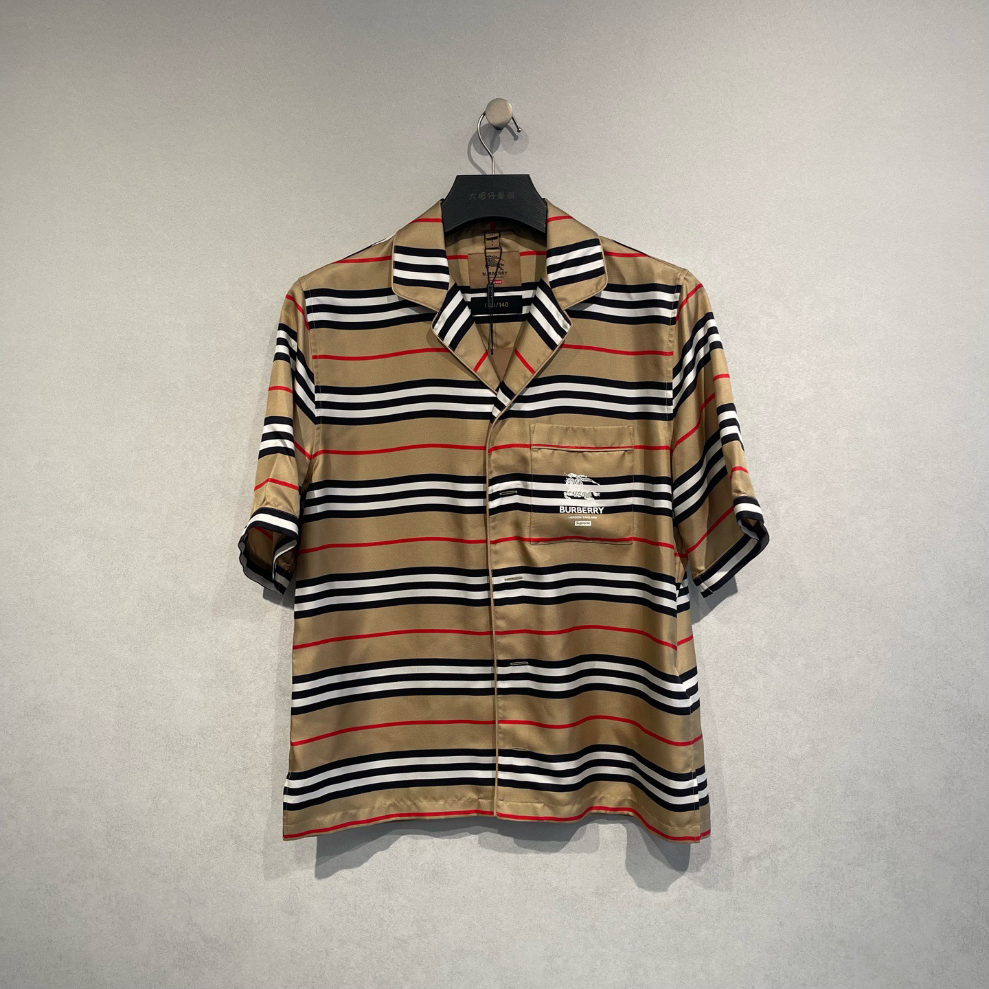 未使用 BURBERRY/博柏利 Supreme联名款经典条纹丝质短袖衬衫/S码