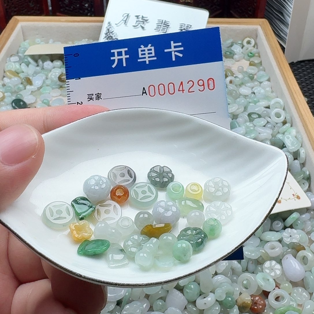 翡翠挂件未镶嵌翡翠