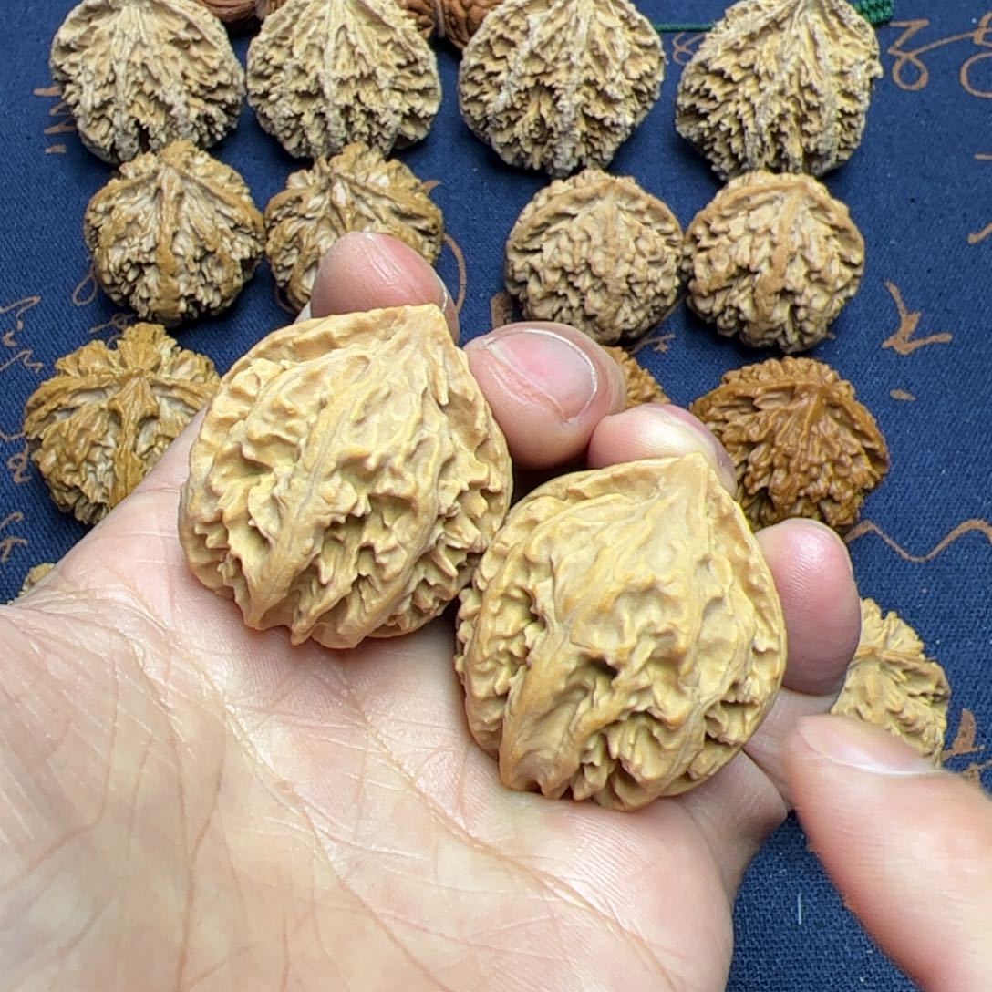 文玩核桃把件秦岭野生植物核桃