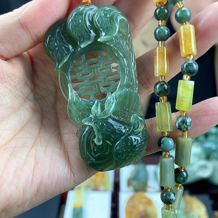 蛇纹石玉颈饰未镶嵌