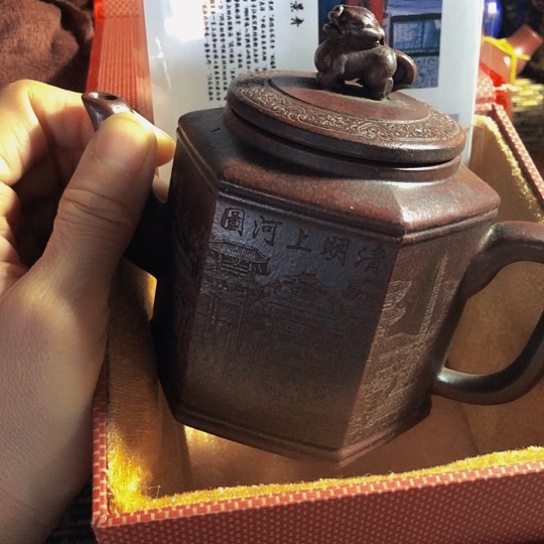 紫砂茶壶原矿泥料手工制作的紫砂壶。