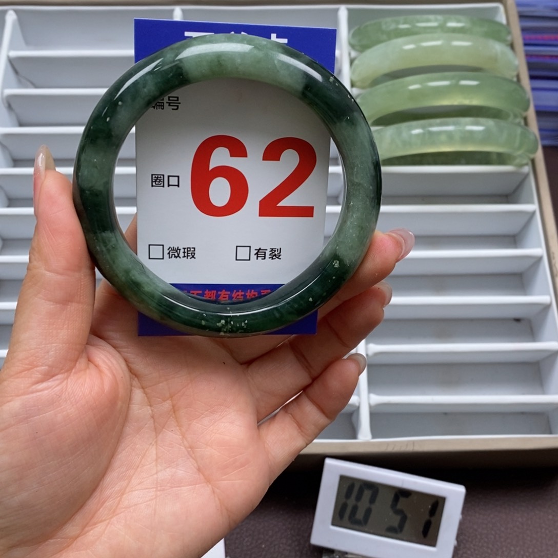 岫玉手镯未镶嵌我