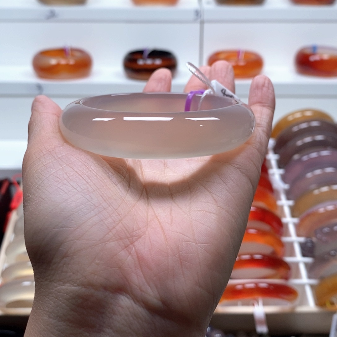 秋****玛瑙/玉髓手镯未镶嵌包容