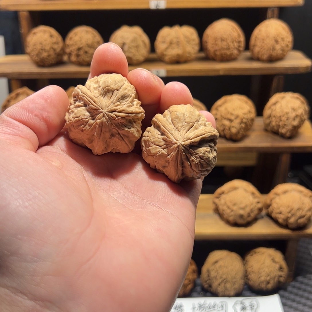 核桃把件金蟾尊三棱