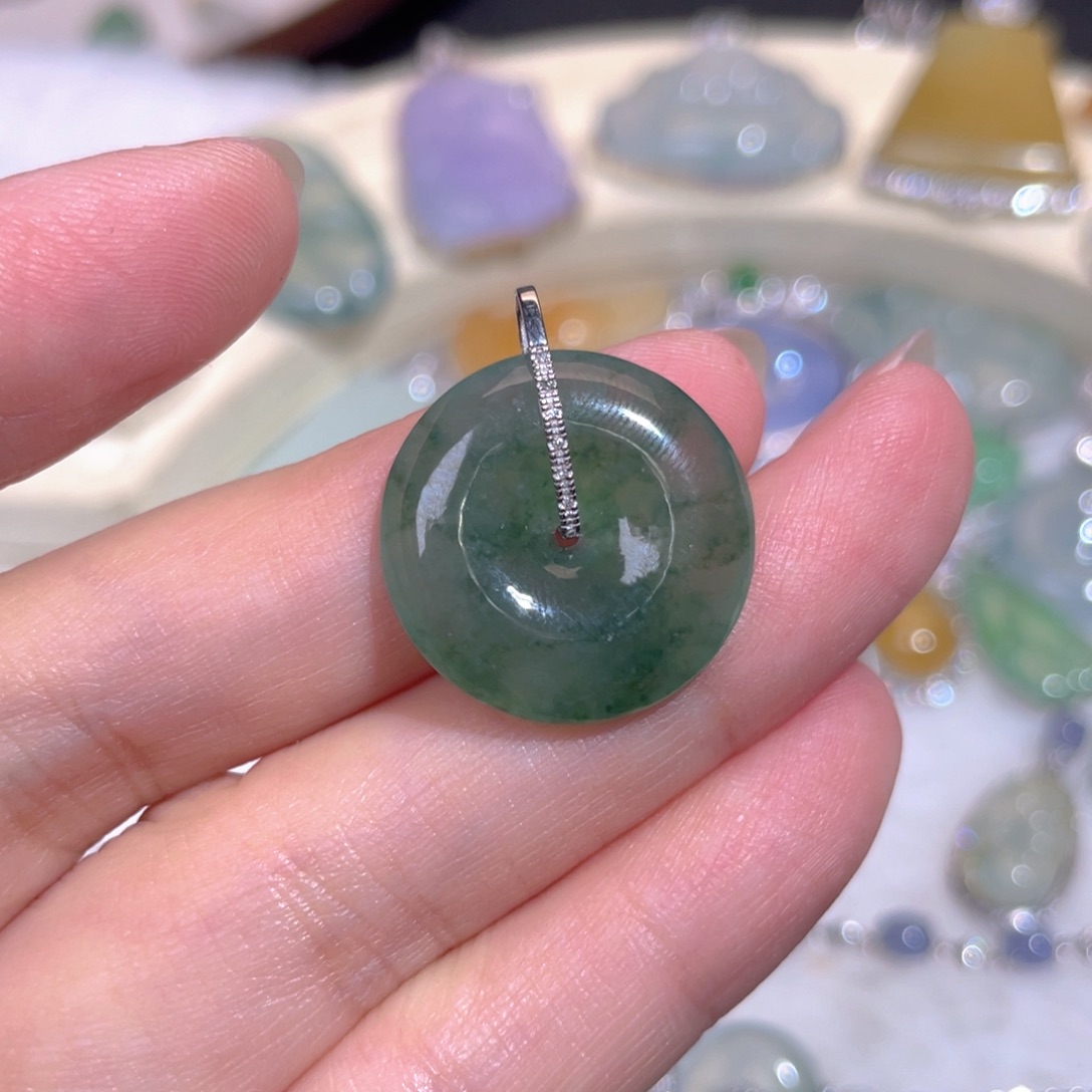 翡翠18K金镶嵌颈饰翡翠