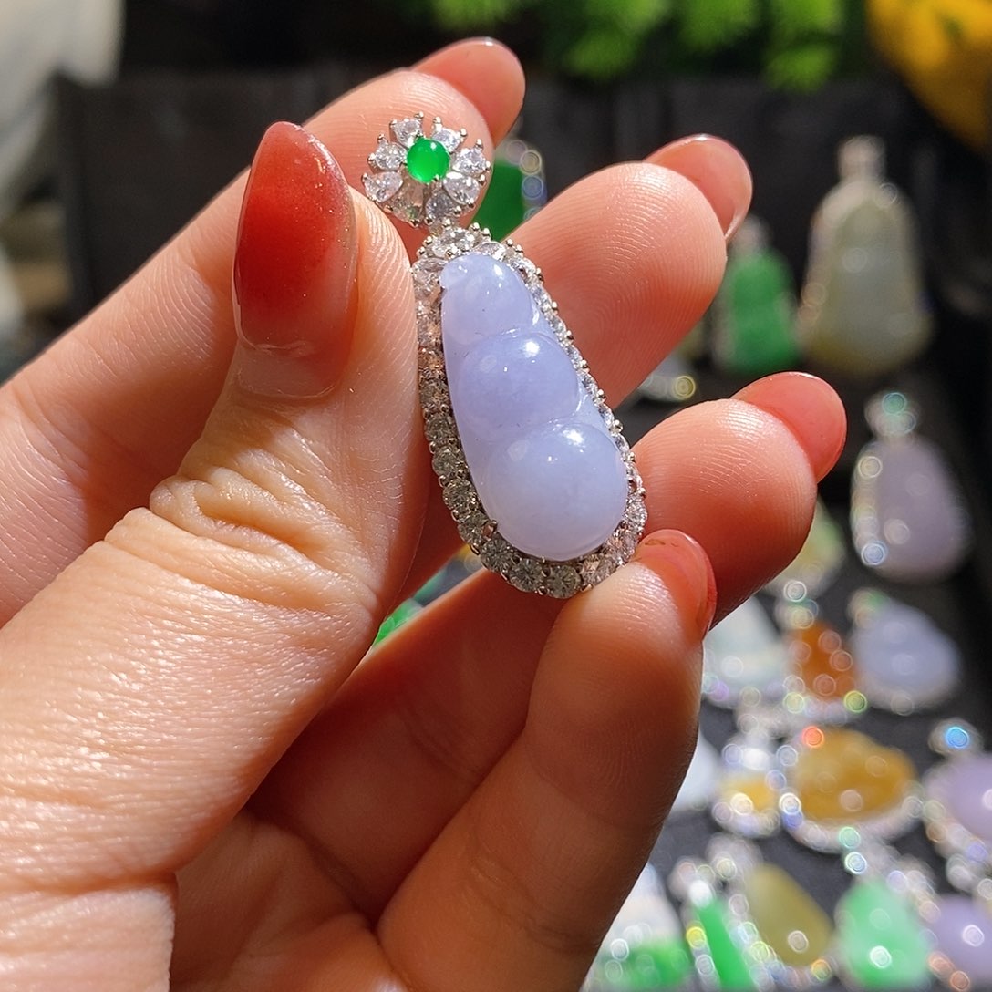 颈饰银S925镶嵌翡翠草****?天然翡翠