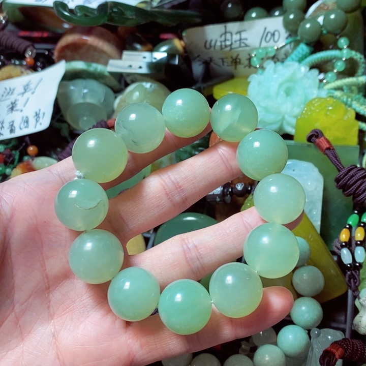 蛇纹石玉颈饰未镶嵌