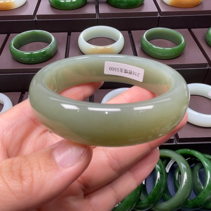 和田玉未镶嵌手镯