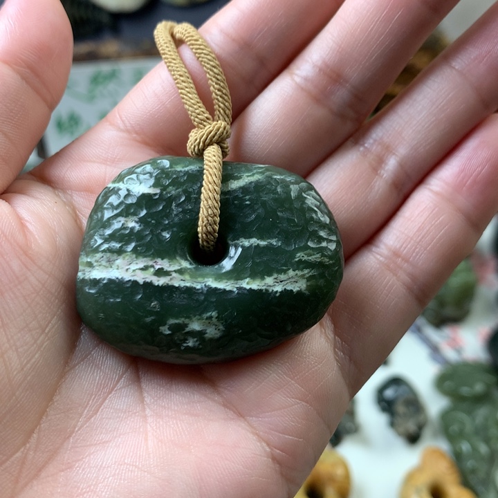 透闪石质玉挂件未镶嵌